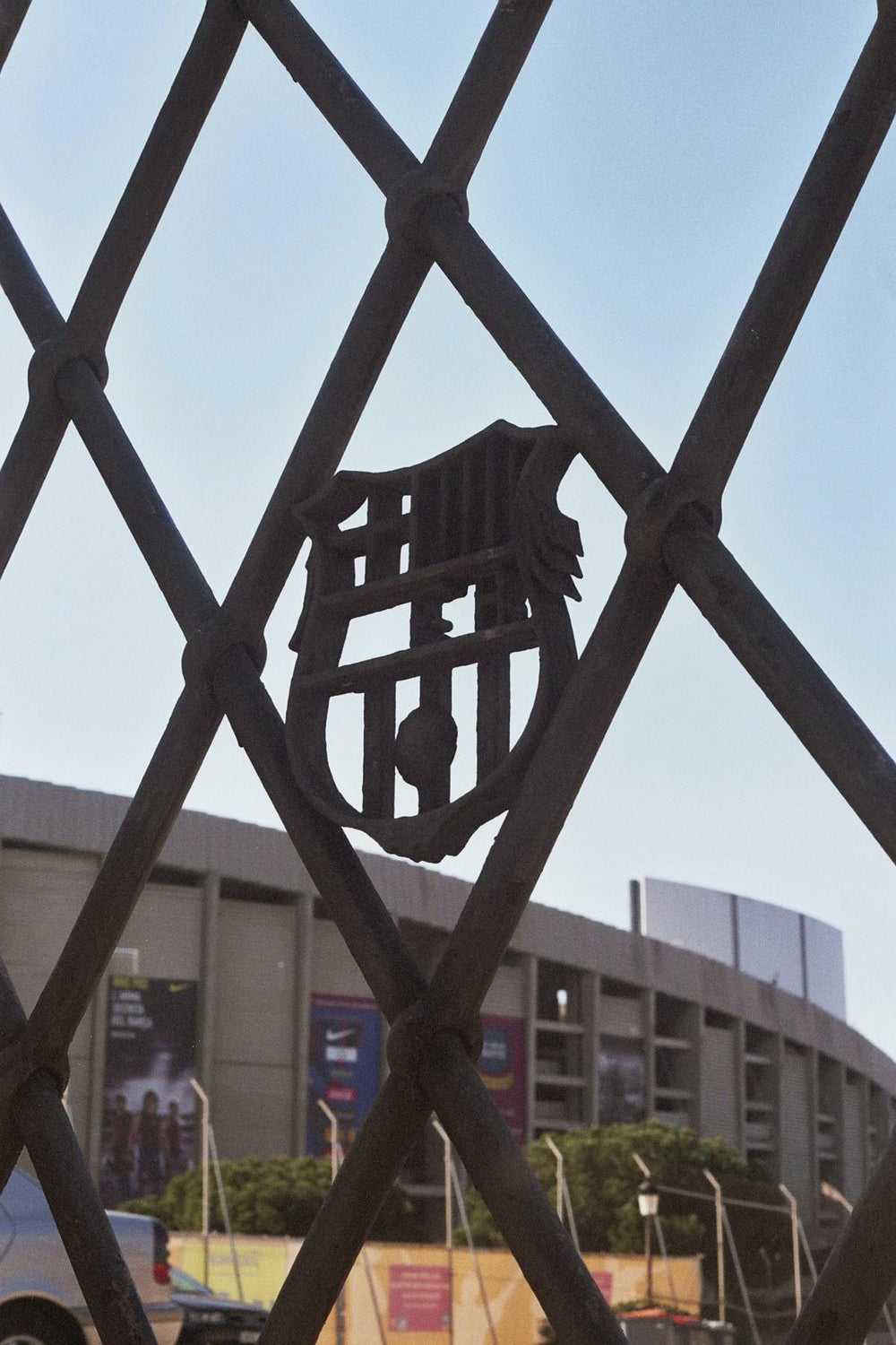 סמל ברצלונה בשער לה מאסיה וקאמפ נואו ברקע, צילום היסטורי משנת 2007